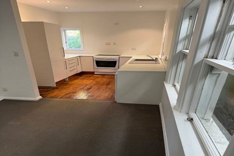 Photo of property in 2/5 Grove Road, Kelburn, Wellington, 6012