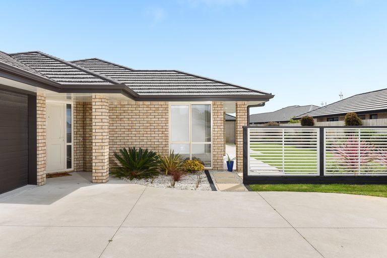 Photo of property in 28 Rainey Crescent, Papamoa Beach, Papamoa, 3118