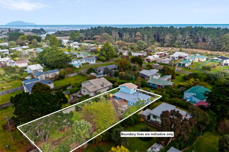 Photo of property in 16 Arthur Street, Waikawa Beach, Levin, 5573