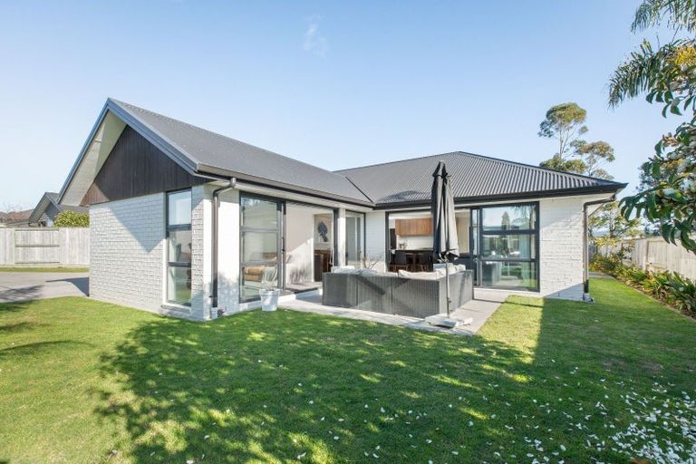 Photo of property in 18 Charlotte Drive, Omokoroa, 3114
