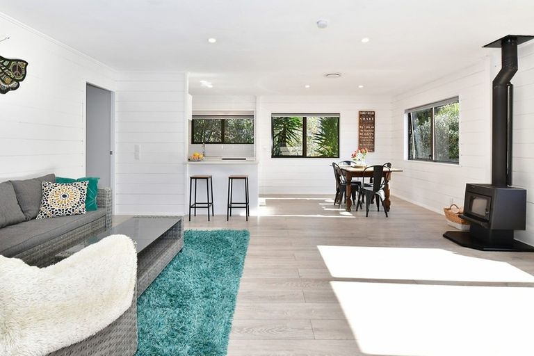 Photo of property in 30b Elliston Crescent, Stanmore Bay, Whangaparaoa, 0932