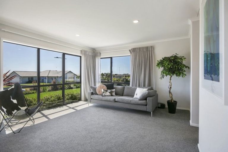 Photo of property in 2 Oakmont Crescent, Waiwhakaiho, New Plymouth, 4312