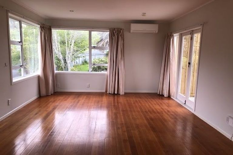 Photo of property in 4 La Trobe Street, Pakuranga Heights, Auckland, 2010