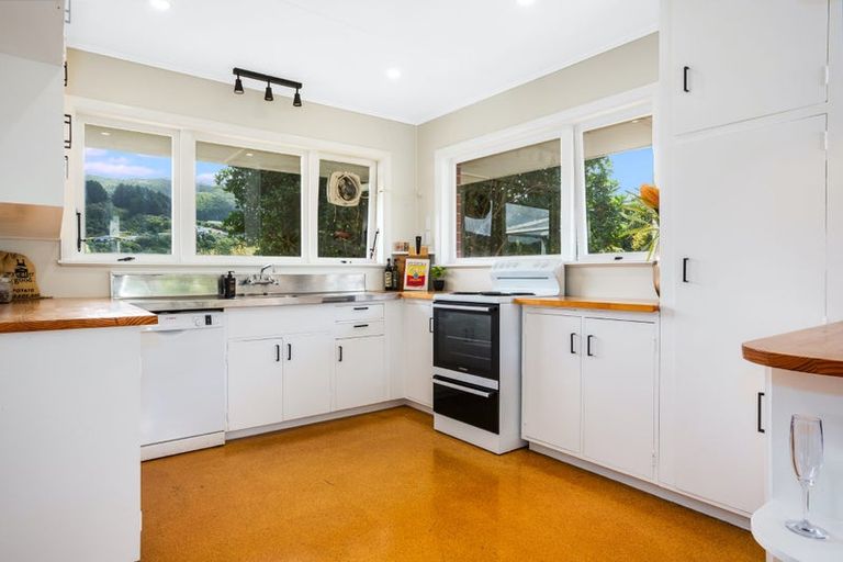 Photo of property in 15 Handyside Street, Tawa, Wellington, 5028