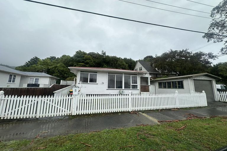 Photo of property in 5 Bird Grove, Stokes Valley, Lower Hutt, 5019