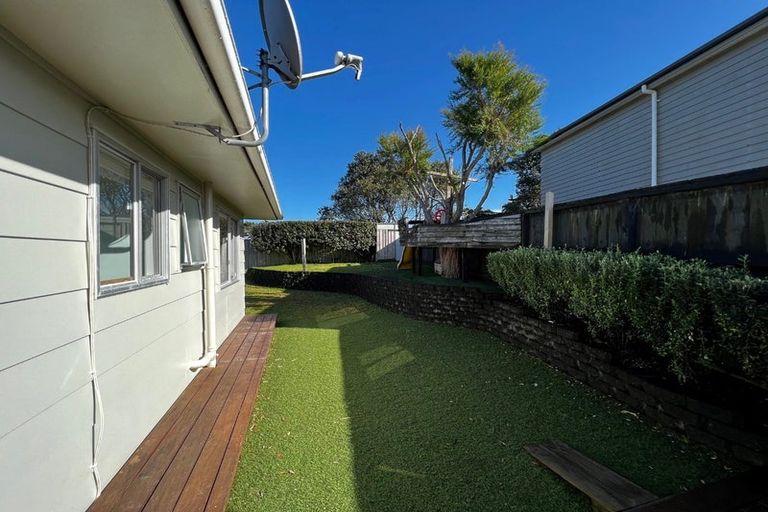 Photo of property in 2/39 Camrose Place, Glenfield, Auckland, 0629