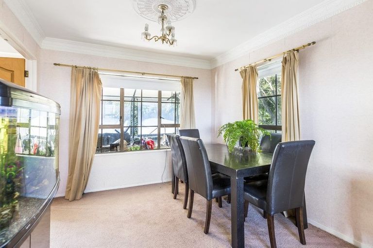 Photo of property in 30 Hoskins Avenue, Hillsborough, Auckland, 1042