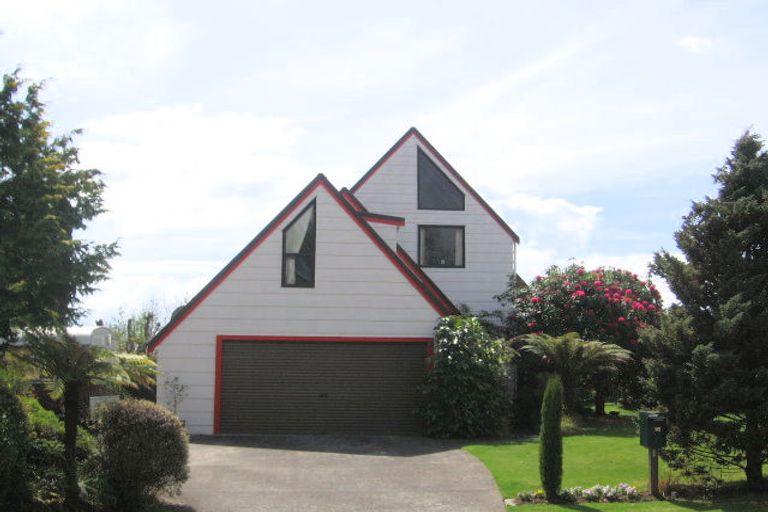 Photo of property in 16 Waitawa Place, Lynmore, Rotorua, 3010