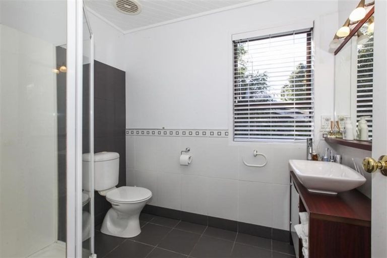 Photo of property in 98 Cliff View Drive, Green Bay, Auckland, 0604