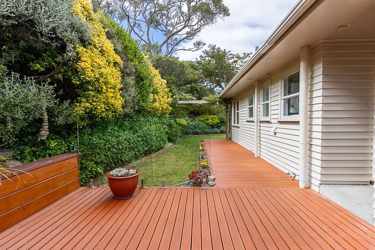 Photo of property in 16 Griffiths Grove, Newlands, Wellington, 6037
