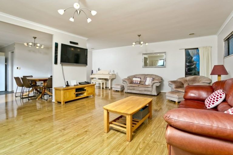 Photo of property in 2/14 Ridge Road, Waiake, Auckland, 0630