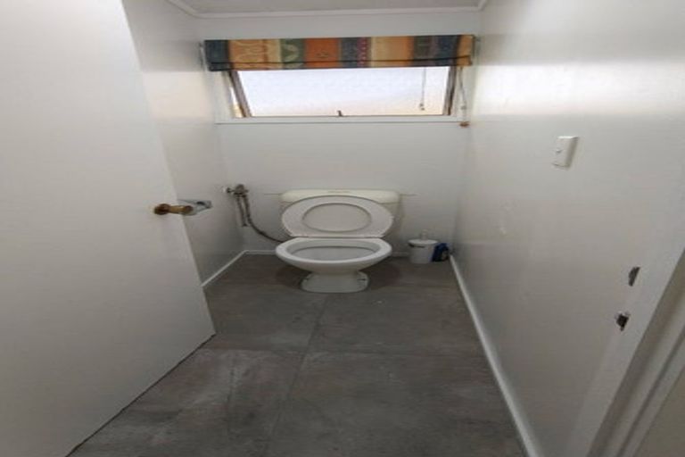 Photo of property in 10 Mile Place, Henderson, Auckland, 0612