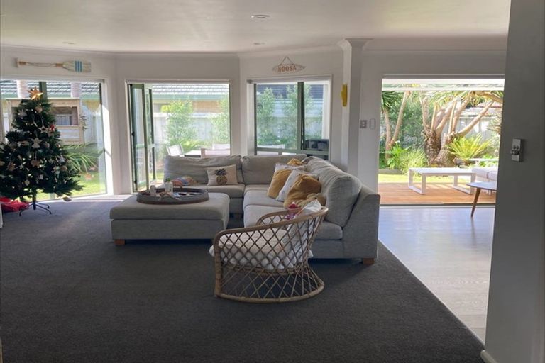 Photo of property in 43 Walton Street, Red Beach, 0932