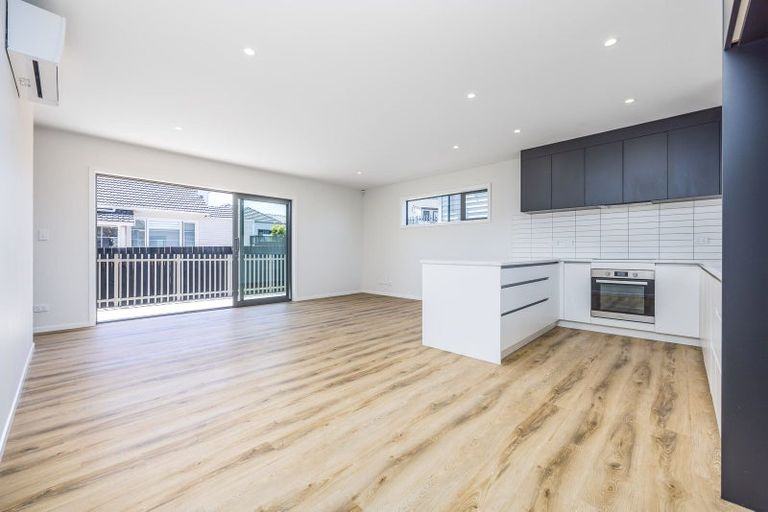 Photo of property in 3/94 Target Road, Totara Vale, Auckland, 0629