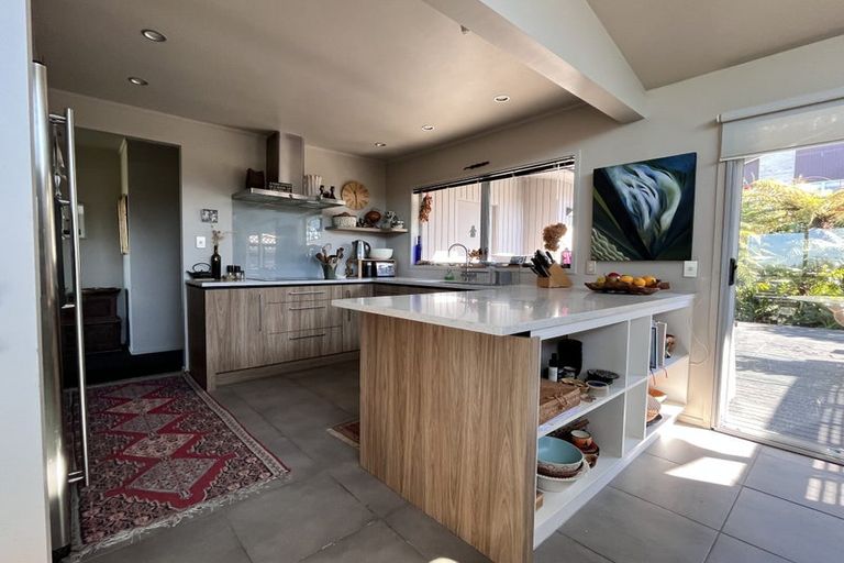 Photo of property in 42 Ravenwood Drive, Forrest Hill, Auckland, 0620