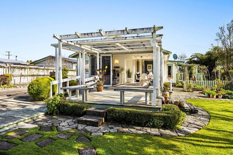 Photo of property in 15 Pukatea Street, Inglewood, 4330