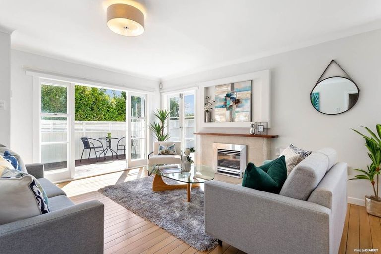 Photo of property in 1/472 East Coast Road, Windsor Park, Auckland, 0630