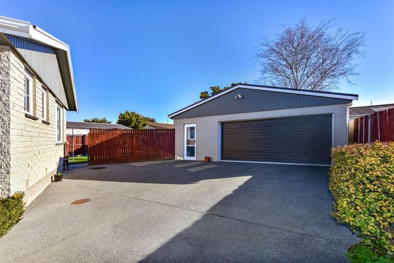 Photo of property in 6 Monteath Place, Redwood, Christchurch, 8051
