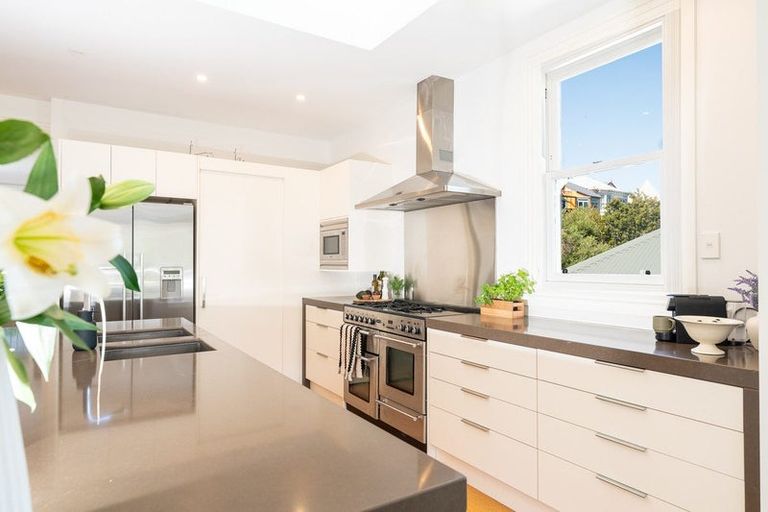 Photo of property in 60 Hawker Street, Mount Victoria, Wellington, 6011