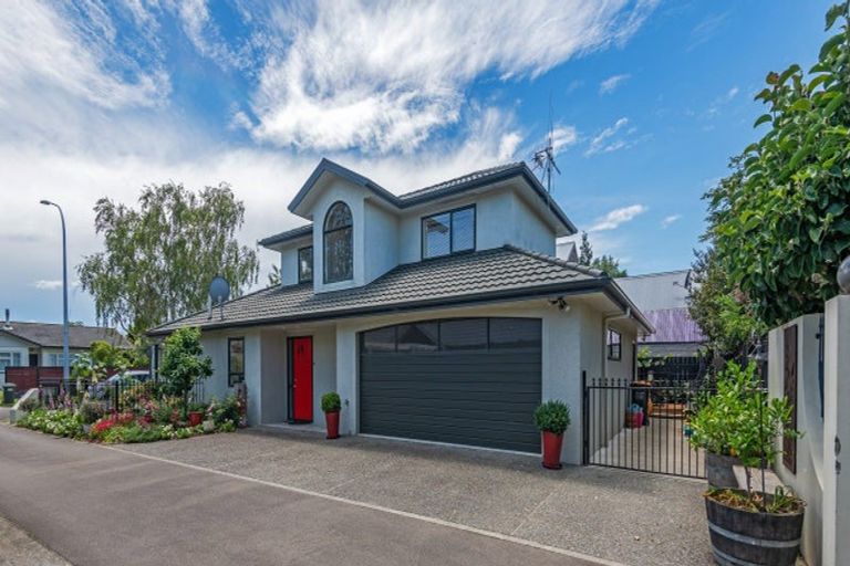 Photo of property in 18 Winston Avenue, Hokowhitu, Palmerston North, 4410