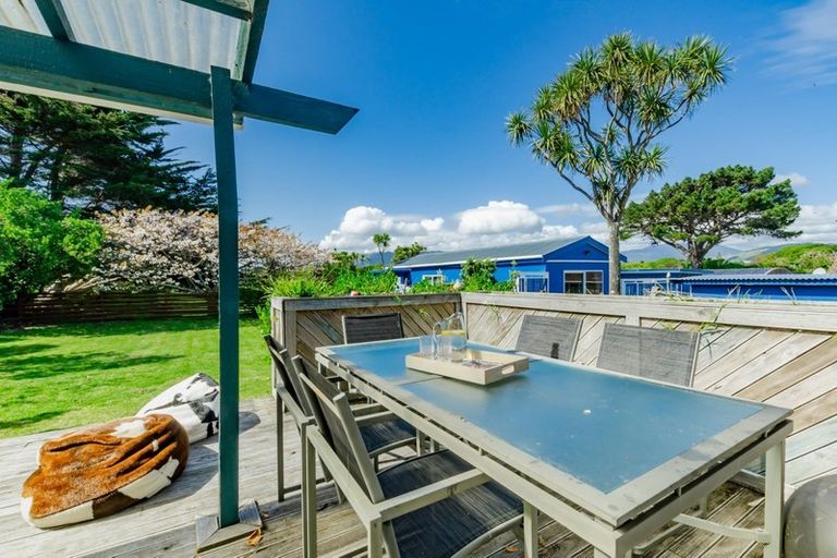 Photo of property in 17 Eruini Street, Waikanae Beach, Waikanae, 5036