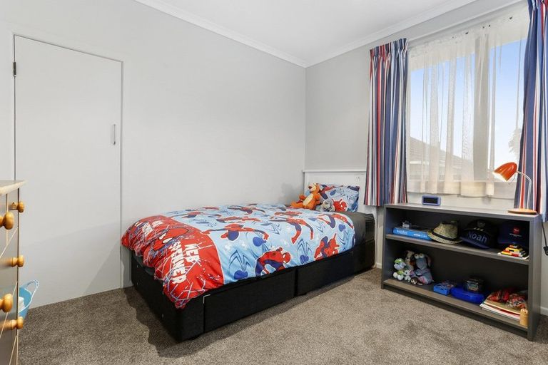 Photo of property in 6 Ward Crescent, Te Atatu Peninsula, Auckland, 0610