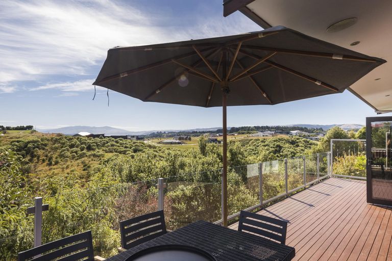 Photo of property in 51 Ruapehu Drive, Fitzherbert, Palmerston North, 4410