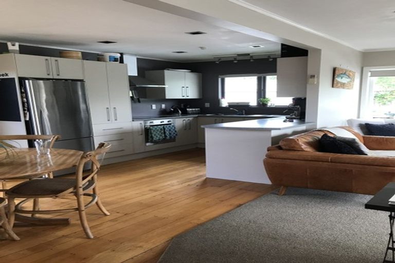 Photo of property in 3 Brookfield Road, Te Atatu Peninsula, Auckland, 0610