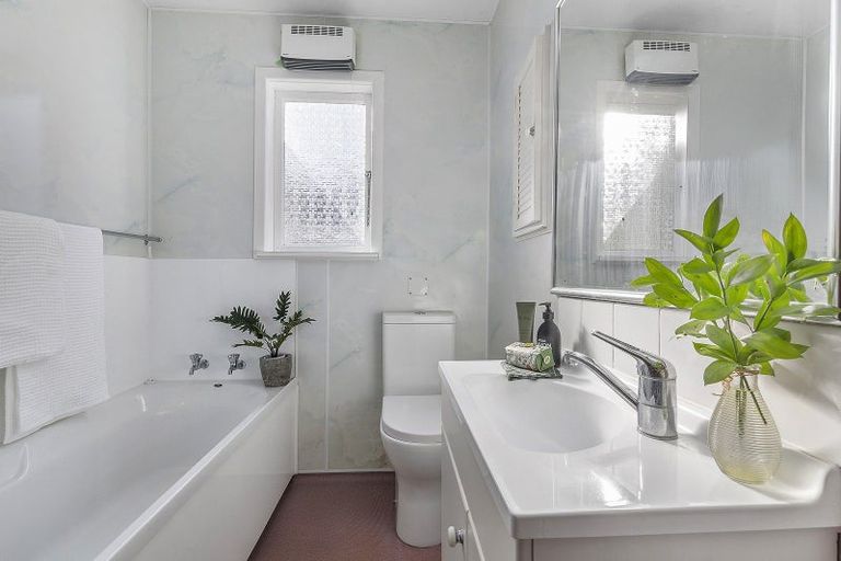 Photo of property in 23 Endeavour Street, Lyall Bay, Wellington, 6022