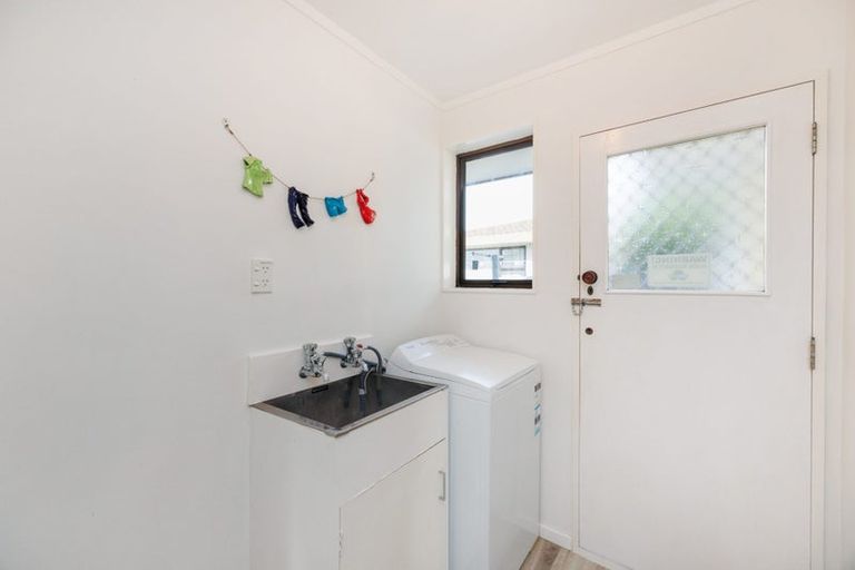 Photo of property in 2b Droylsden Place, Palmerston North, 4410