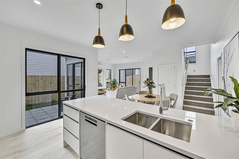 Photo of property in 562b Beach Road, Rothesay Bay, Auckland, 0630