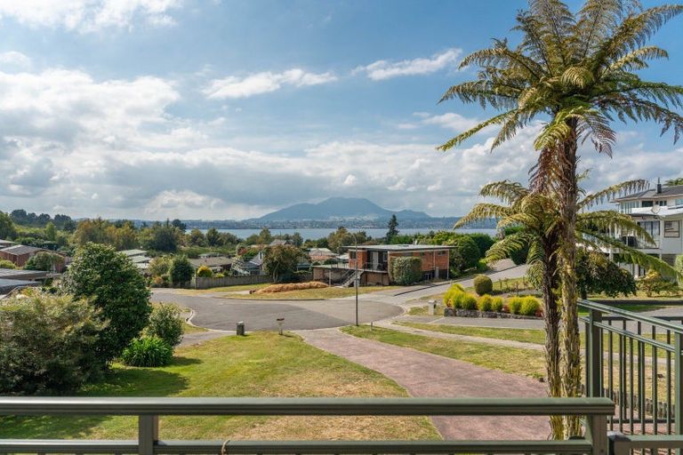 Photo of property in 8 Earle Place, Acacia Bay, Taupo, 3330