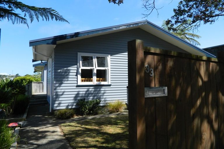 Photo of property in 33 Stewart Drive, Newlands, Wellington, 6037