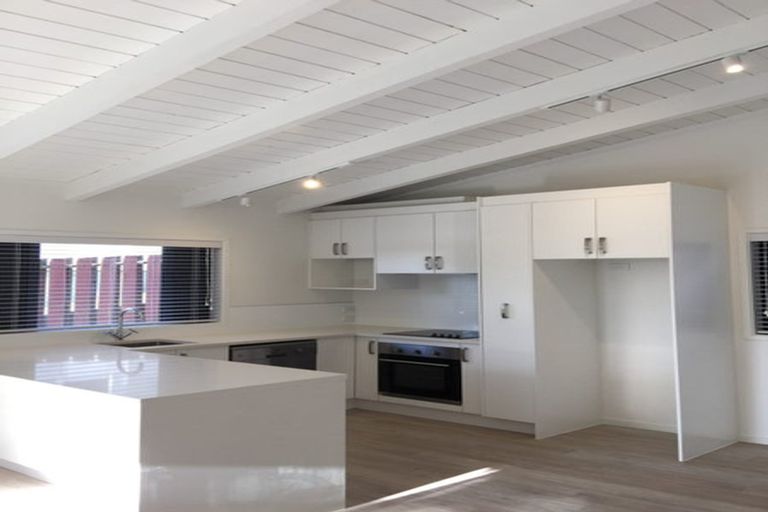 Photo of property in 2/48 Sunset Road, Unsworth Heights, Auckland, 0632