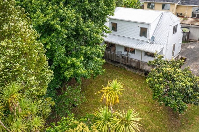Photo of property in 2/128 Lynn Road, Bayview, Auckland, 0629
