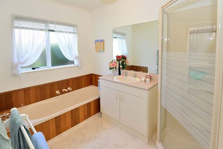 Photo of property in 20 Lakeside Drive, Orewa, 0931