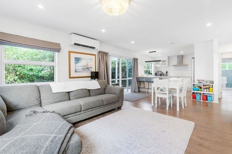 Photo of property in 28 Shah Place, Glen Eden, Auckland, 0602