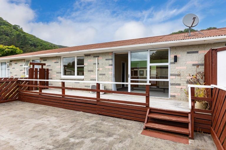 Photo of property in 46 York Street, Picton, 7220