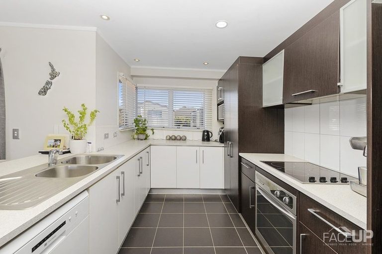 Photo of property in 2/143a Wiseley Road, West Harbour, Auckland, 0618