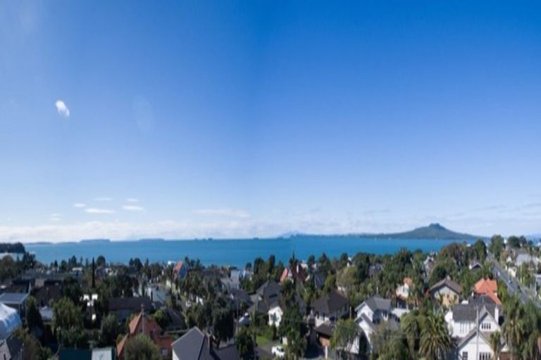 Photo of property in 2/2 Ocean View Road, Milford, Auckland, 0620