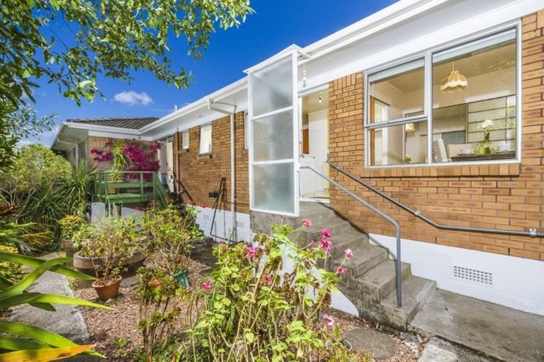 Photo of property in 2/8 Tobruk Crescent, Milford, Auckland, 0620