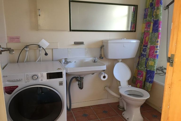 Photo of property in Beresford Apartments, 4/118 Russell Terrace, Berhampore, Wellington, 6023