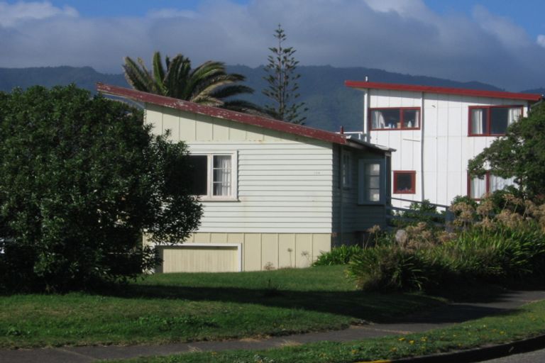 Photo of property in 100 Field Way, Waikanae Beach, Waikanae, 5036