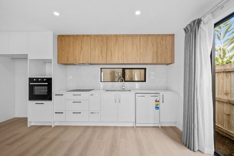 Photo of property in 16 Gossamer Drive, Pakuranga Heights, Auckland, 2010