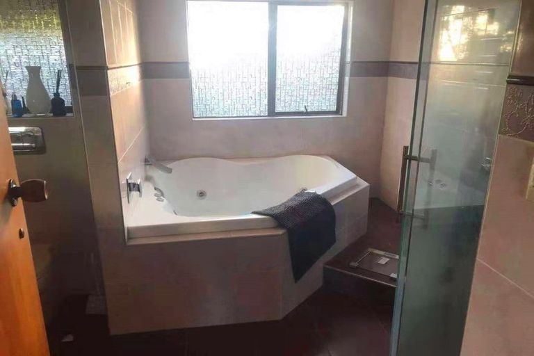 Photo of property in 118 Pupuke Road, Hillcrest, Auckland, 0627