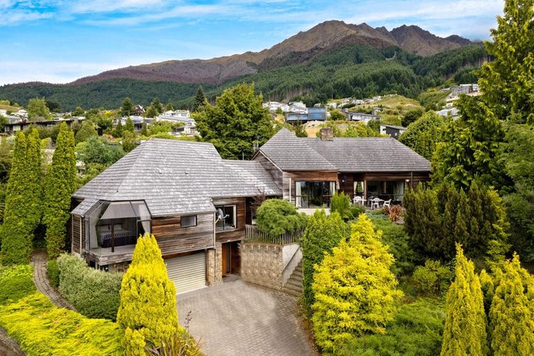 Photo of property in 6 Thorn Crescent, Fernhill, Queenstown, 9300