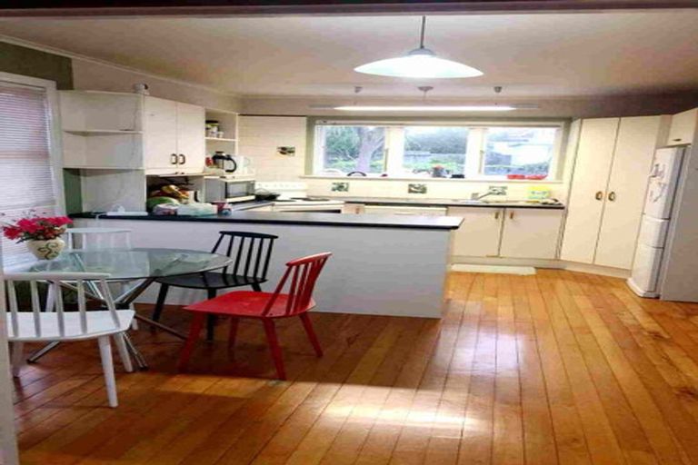 Photo of property in 70 Tiroroa Avenue, Te Atatu South, Auckland, 0610