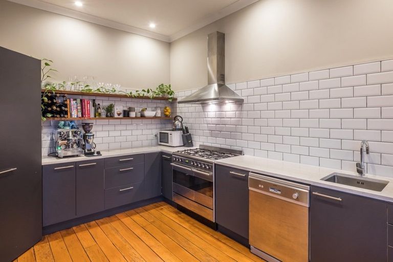 Photo of property in 90 Onepu Road, Lyall Bay, Wellington, 6022