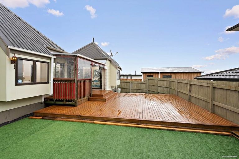 Photo of property in 46 Hobsonville Road, West Harbour, Auckland, 0618