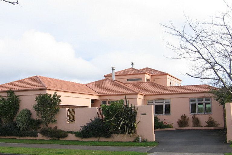 Photo of property in 16 Phoenix Avenue, Hokowhitu, Palmerston North, 4410